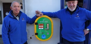 New defibrillator installed at Weybourne pub will be available 24/7