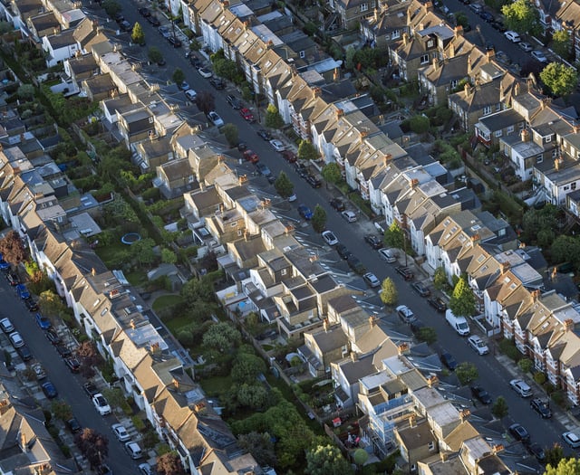  Dozens of  holiday homes in Waverley