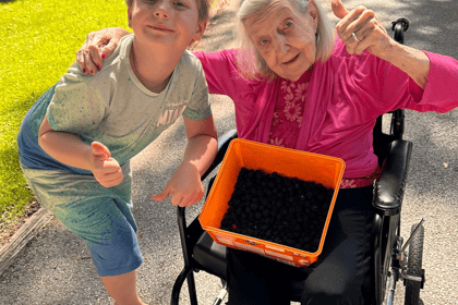Unlikely friends go berry picking together