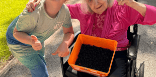 Unlikely friends go berry picking together