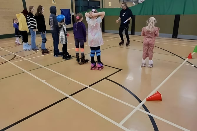 Paul Eite teaching younger children at the Havant Leisure Centre (MPSK8)